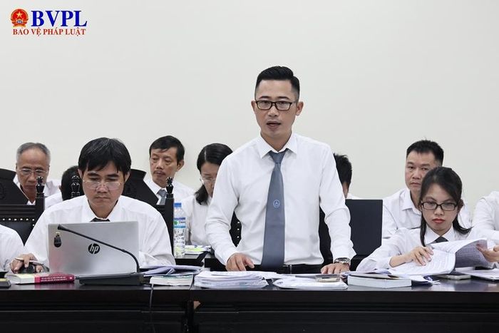  Luật sư bào chữa cho bị cáo Phạm Vũ Khiêm nêu quan điểm tranh luận với Viện kiểm sát.