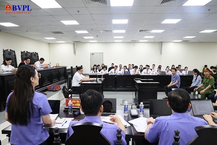  Quang cảnh phiên tòa sáng 14/7.
