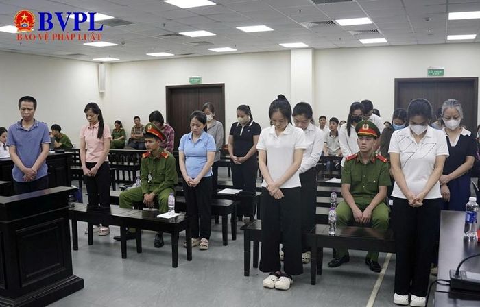  Các bị cáo tại phiên xét xử.