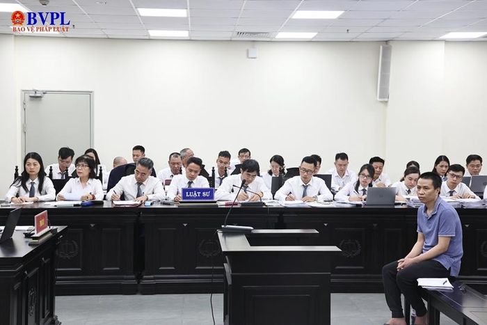  Các luật sư tham gia bào chữa cho các bị cáo tại phiên tòa.