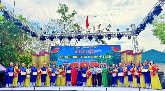 Đại diện Ban tổ chức lễ hội và lãnh đạo địa phương chụp ảnh lưu niệm tại lễ khai mạc. Ảnh CTV