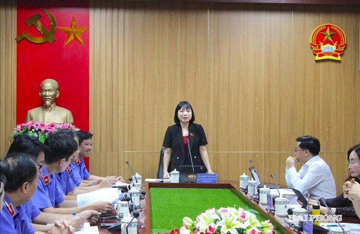 Đồng chí Nguyễn Thị Việt Nga, Ủy viên Thành ủy, Phó Trưởng Đoàn đại biểu Quốc hội TP Hải Phòng, Trưởng đoàn khảo sát phát biểu tại Hội nghị.