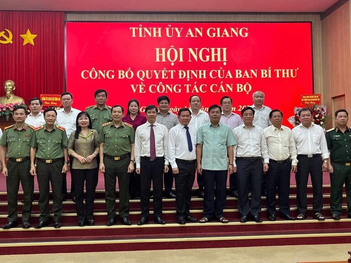 Các đại biểu lãnh đạo chụp hình lưu niệm tại hội nghị