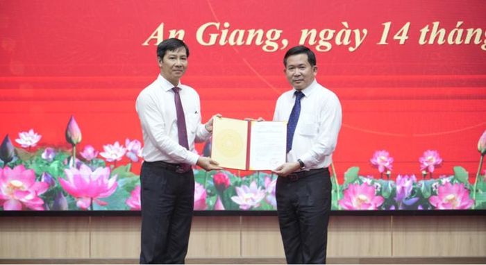 Đồng chí Nguyễn Thành Tâm, Phó trưởng Ban Tổ chức Trung ương trao quyết định của Ban Bí thư cho Trung tướng Đinh Văn Nơi.