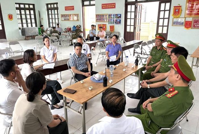 Kiểm sát viên tham gia họp bàn phương án cưỡng chế.