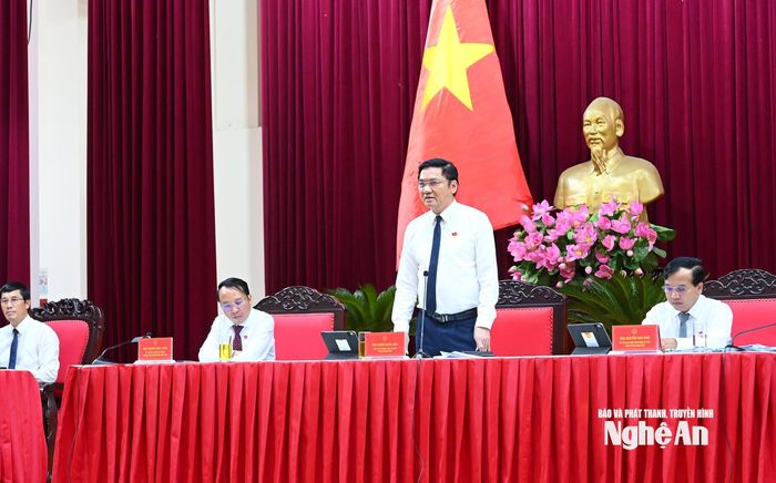 Các đồng chí Chủ tịch HĐND tỉnh, Phó Chủ tịch HĐND tỉnh chủ tọa điều hành phiên chất vấn và trả lời chất vấn.