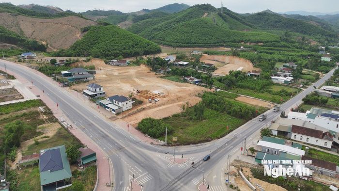 Sau cải tạo đất đồi, góc ngã tư giữa Quốc lộ 7C và đường Hồ Chí Minh tại xóm Tân Sơn, xã Tân Kỳ hình thành mặt bằng phân lô bán đất nền. Ảnh: Nguyễn Toàn