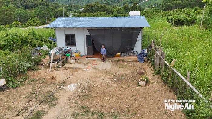 Bà Quang Thị Phong trước ngôi nhà lắp ghép do Bộ Công an hỗ trợ tại Khu tái định cư Vườn Xoài, xóm Hòa Nam, xã Tương Dương. Ảnh: Nguyễn Toàn