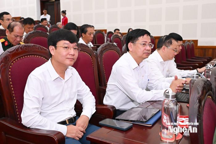 Các đại biểu HĐND tỉnh tham dự kỳ họp. Ảnh: Thành Cường