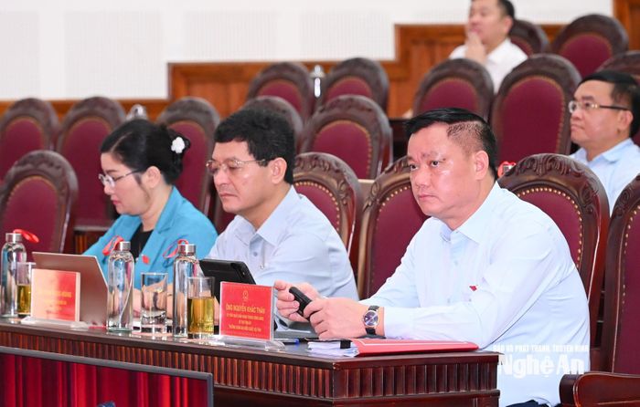 Các đồng chí lãnh đạo tỉnh, đại biểu HĐND tỉnh dự kỳ họp. Ảnh: Thành Cường