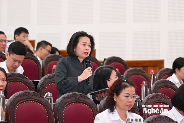 Đại biểu Hồ Thị Thùy Trang nêu câu hỏi tại phiên chất vấn. Ảnh: Thành Cường