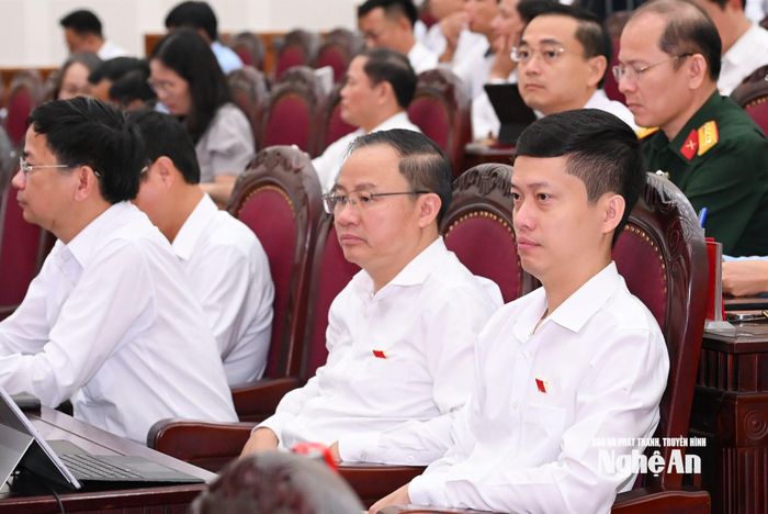 Các đại biểu HĐND tỉnh tham dự kỳ họp. Ảnh: Thành Cường