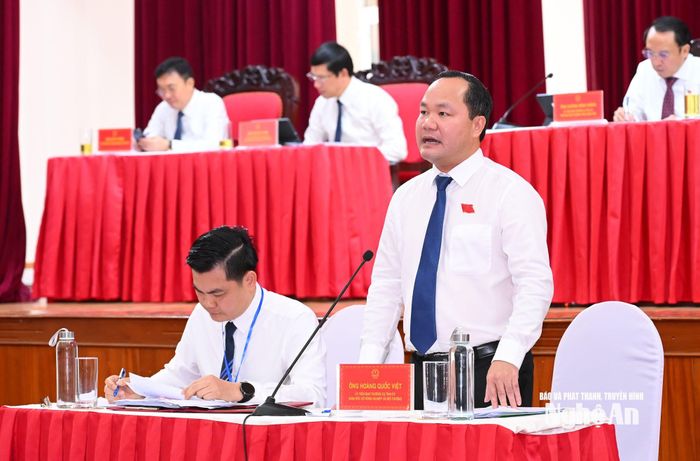 Giám đốc Sở Sở Nông nghiệp và Môi trường Hoàng Quốc Việt trả lời chất vấn. Ảnh: Thành Cường