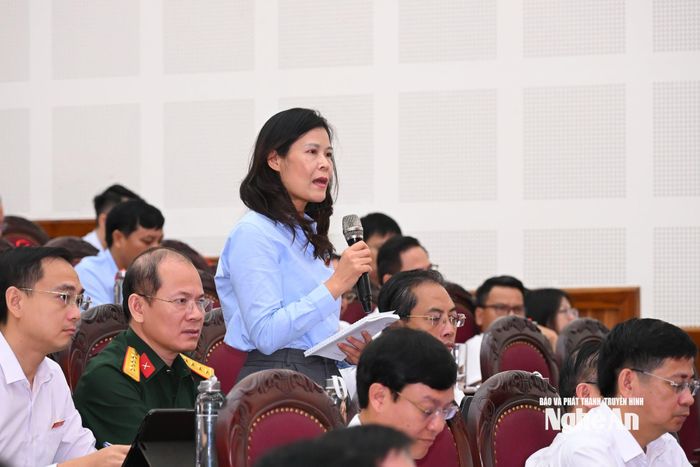 Đại biểu Phan Thị Thúy Vinh nêu câu hỏi tại phiên chất vấn. Ảnh: Thành Cường