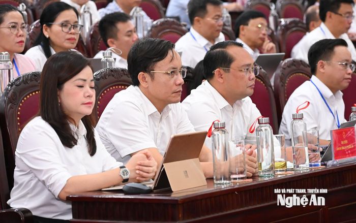 Lãnh đạo các xã, phường dự kỳ họp. Ảnh: Thành Cường