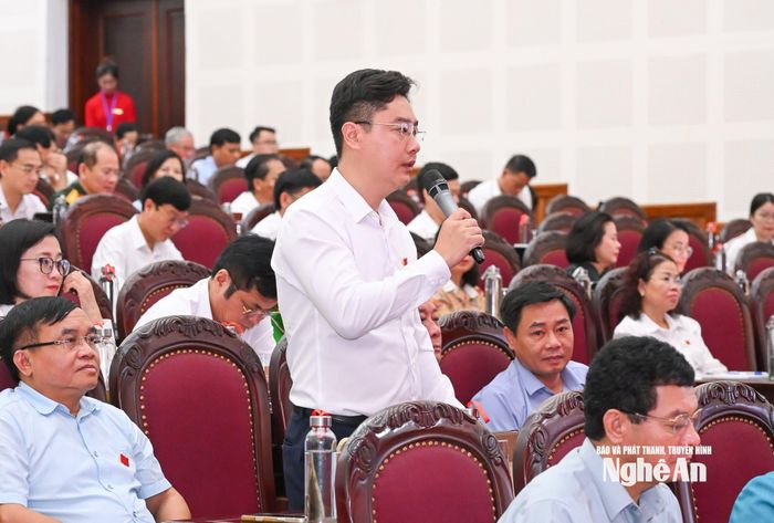 Đại biểu Lê Văn Lương nêu câu hỏi tại phiên chất vấn. Ảnh: Thành Cường
