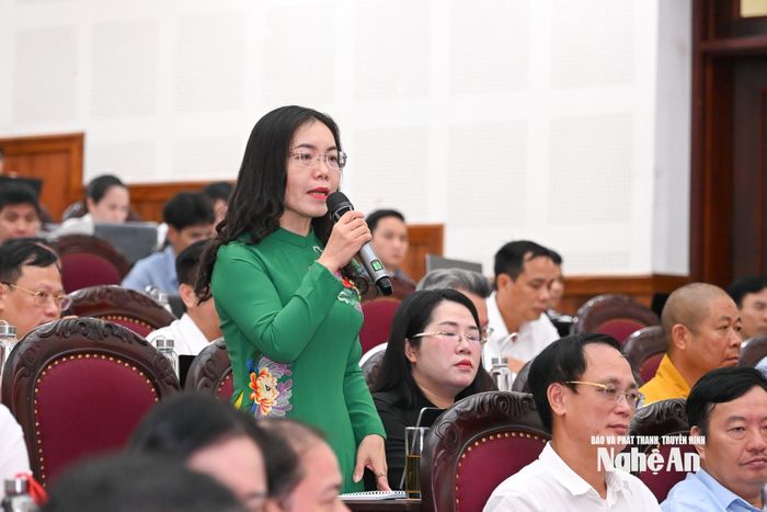 Đại biểu Nguyễn Thị Anh Hoa nêu câu hỏi tại phiên chất vấn. Ảnh: Thành Cường
