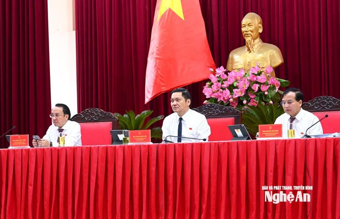 Đoàn Chủ tịch điều hành phiên chất vấn và trả lời chất vấn. Ảnh: Thành Cường