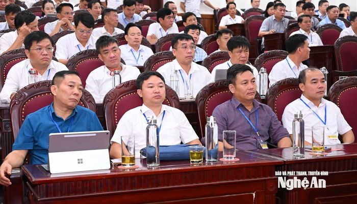 Lãnh đạo các xã, phường dự kỳ họp. Ảnh: Thành Cường