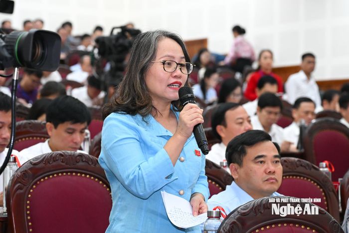 Đại biểu Phạm Thùy Vinh (Tổ đại biểu số 11) phát biểu chất vấn. Ảnh: Thành Cường