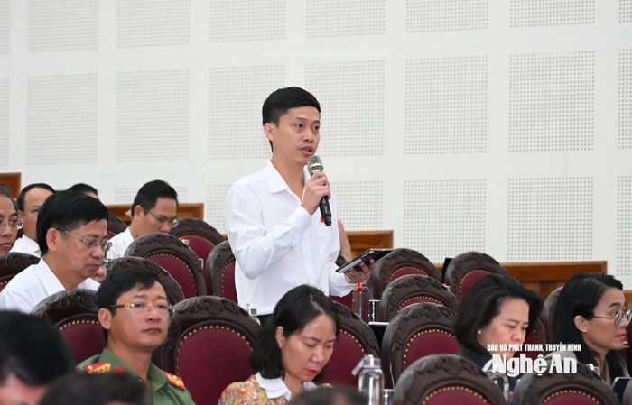 Đại biểu Nguyễn Kỳ Thanh (Tổ đại biểu số 1) phát biểu chất vấn. Ảnh: Thành Cường