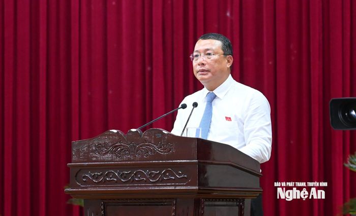 Ủy viên Ban Thường vụ Tỉnh ủy, Giám đốc Sở Xây dựng trình bày báo cáo về công tác lập, thẩm định, phê duyệt quy hoạch chung xây dựng xã, phường trên địa bàn tỉnh. Ảnh: Thành Cường