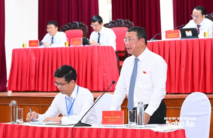 Ủy viên Ban Thường vụ Tỉnh ủy, Giám đốc Sở Xây dựng trình bày trả lời chất vấn. Ảnh: Thành Cường