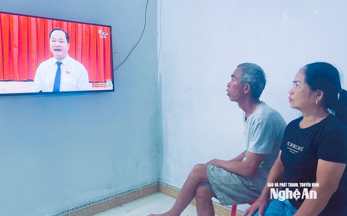 Gia đình ông Trần Công Hải, ở thôn An Hòa, xã Hoa Quân theo dõi phiên chất vấn qua kênh NTV. Ảnh: Mai Hoa