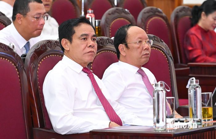 Các đại biểu HĐND tỉnh tham dự kỳ họp. Ảnh: Thành Cường