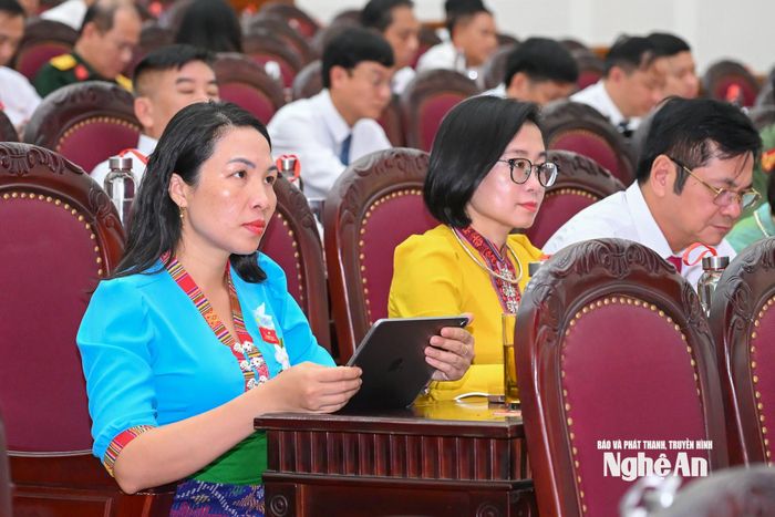 Các đại biểu HĐND tỉnh tham dự kỳ họp. Ảnh: Thành Cường