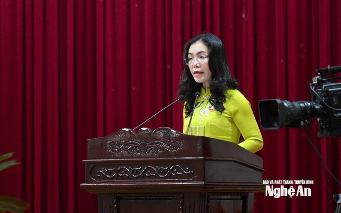 Bà Nguyễn Thị Anh Hoa thay mặt Tổ Thư ký trình bày các dự thảo Nghị quyết. Ảnh: Thành Cường