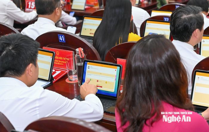 Các đại biểu HĐND tỉnh biểu quyết thông qua các dự thảo Nghị quyết. Ảnh: Thành Cường