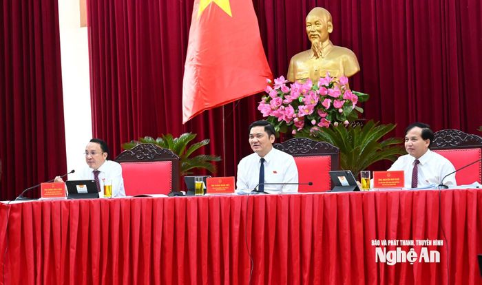 Đoàn Chủ tịch điều hành kỳ họp. Ảnh: Thành Cường