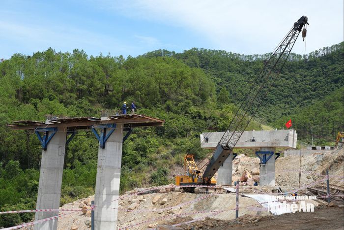 Mố cầu và xà mũ các trụ cầu Xuân Dương 2 phía tiếp giáp hầm Thần Vũ đang được Cienco 8 thi công. Ảnh: Nguyễn Toàn