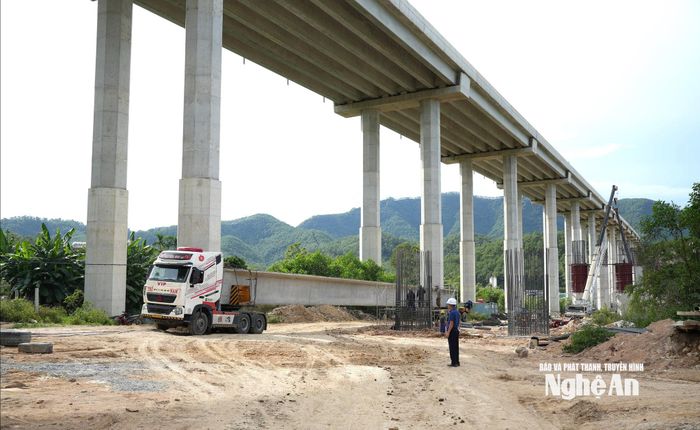 Trụ T55, T56 cầu Thần Vũ đoạn qua xóm 5 Nghi Đồng, xã Thần Lĩnh. Ảnh: Nguyễn Toàn