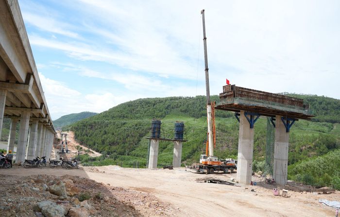 Cầu Xuân Dương 2 nhánh trái với 21 nhịp đang được Cienco 8 thi công. Ảnh: Nguyễn Toàn