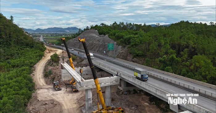 Những phiến dầm đầu tiên ở phía Nam cầu Thần Vũ. Ảnh: Nguyễn Toàn
