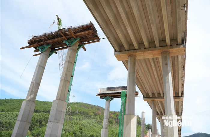 Các nhà thầu gặp khó khăn về công nhân thi công trụ cao và xà mũ. Ảnh: Nguyễn Toàn