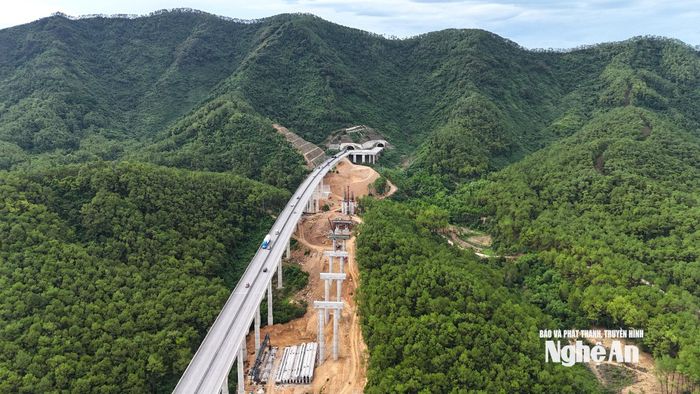 Hầm Thần Vũ nhánh trái và hệ thống cầu đường kết nối sẽ giải quyết dứt điểm tình trạng ách tắc trên cao tốc Diễn Châu - Bãi Vọt trong các dịp cao điểm. Ảnh: Nguyễn Toàn