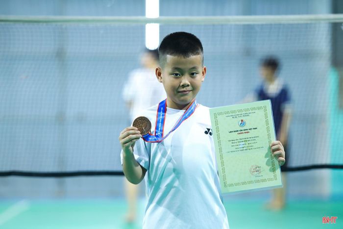 VĐV Trần Đình Minh Đăng giành HCĐ tại Giải vô địch Cầu lông các nhóm tuổi thiếu niên quốc gia năm 2026.