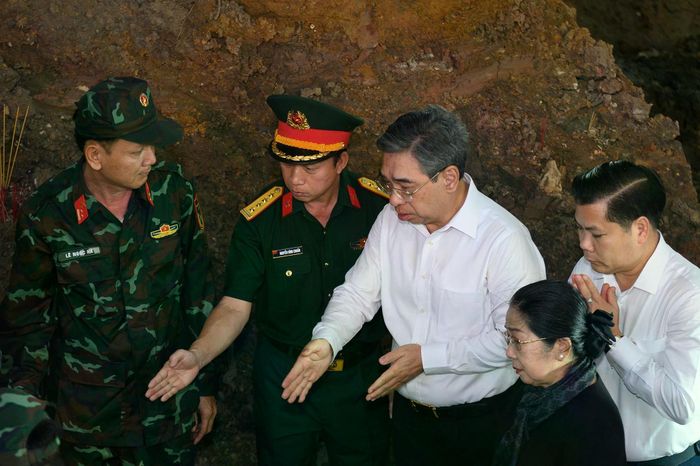 Ông Nguyễn Phước Lộc - Phó bí thư Thành ủy, Chủ tịch Ủy ban Mặt trận Tổ quốc Việt Nam TP. Hồ Chí Minh - dẫn đầu đoàn công tác tới dâng hương tưởng niệm các Anh hùng liệt sĩ và thăm lực lượng làm nhiệm vụ tại công viên Lê Thị Riêng sáng 13/7. Ảnh: Hoài Bảo.
