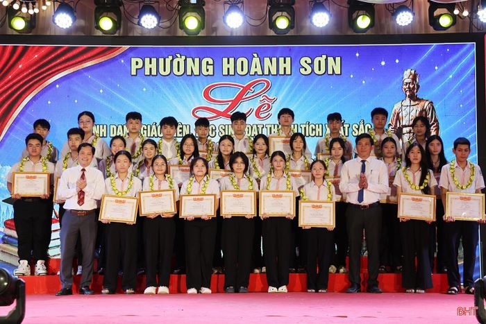 Lãnh đạo Sở GD&amp;ĐT và phường Hoành Sơn trao thưởng cho các học sinh có thành tích xuất sắc trong năm học 2025 - 2026.