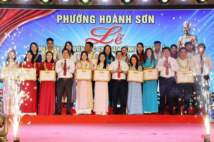 Vinh danh các giáo viên có thành tích xuất sắc.
