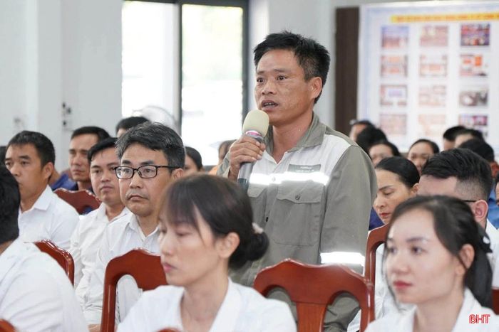  Hoạt động đối thoại, thương lượng tập thể là "chìa khóa" để doanh nghiệp tháo gỡ vướng mắc, xây dựng quan hệ lao động hài hòa, ổn định. Trong ảnh: Hội nghị đối thoại của Công ty CP Cảng quốc tế Lào - Việt diễn ra trong không khí thẳng thắn, thấu hiểu và sẻ chia. 