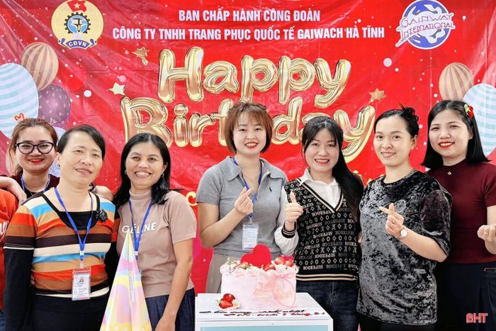 Người lao động Công ty TNHH Trang phục quốc tế Gaiwach Hà Tĩnh được quan tâm đời sống tinh thần.
