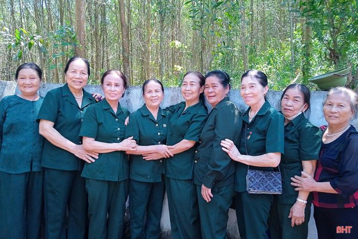 Bà Trần Thị Châu Lệ (thứ 4 từ phải sang) cùng các đồng đội trong chuyến thăm lại chiến trường xưa.