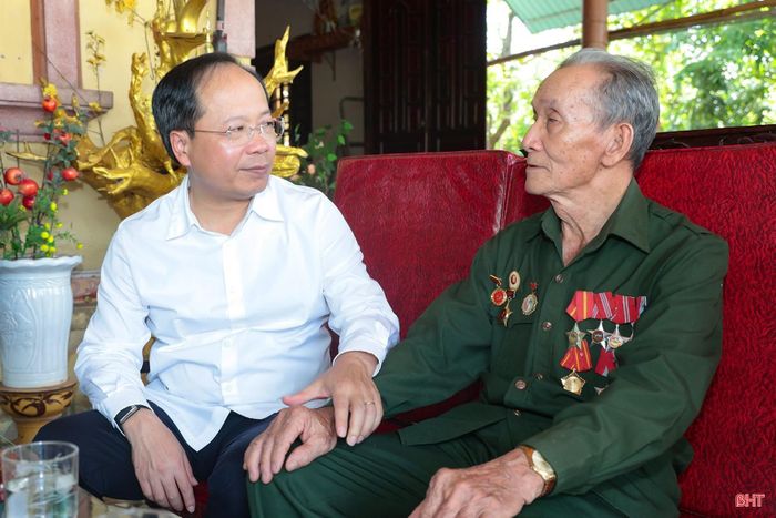 Bí thư Tỉnh ủy trò chuyện với ông Phan Văn Quế (SN 1956, trú thôn Tiền Tiến) - người bị nhiễm chất độc hóa học tỷ lệ 41%.