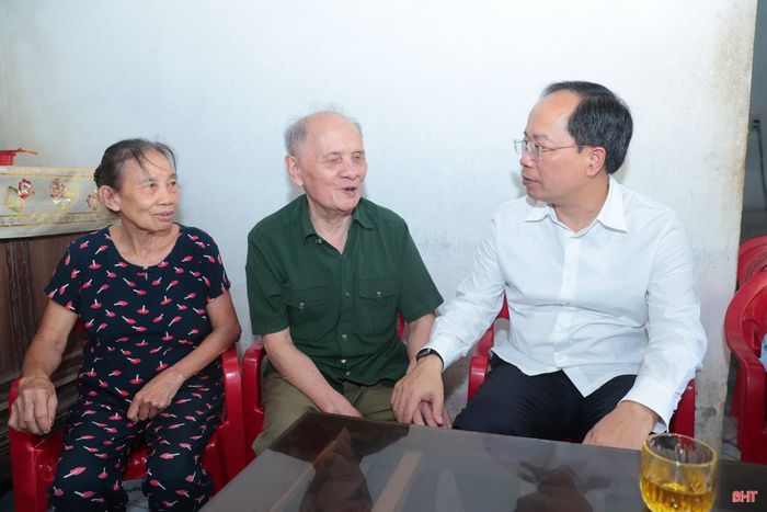 Đồng chí Bí thư Tỉnh ủy đã tới thăm hỏi gia đình ông Nguyễn Hồng Phong (SN 1944) - bệnh binh 1/3, ở thôn Tây Long. Do tuổi cao, mọi sinh hoạt của ông Phong đều cần sự giúp đỡ, hỗ trợ của người thân trong gia đình.