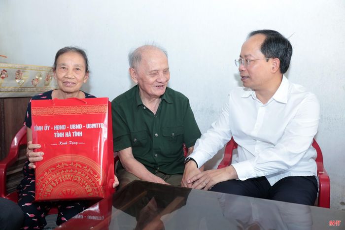 Đồng chí Bí thư Tỉnh ủy Nguyễn Duy Lâm tặng quà và động viên gia đình ông Nguyễn Hồng Phong.