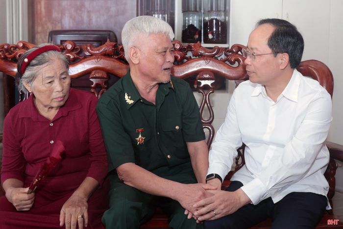 Đồng chí Bí thư Tỉnh ủy ân cần thăm hỏi sức khỏe, đời sống của gia đình ông Bùi Chí Thanh.